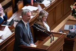 „Sedli na lep Babišovi.“ Piráti a Starostové se hádají na sítích - Seznam Zprávy